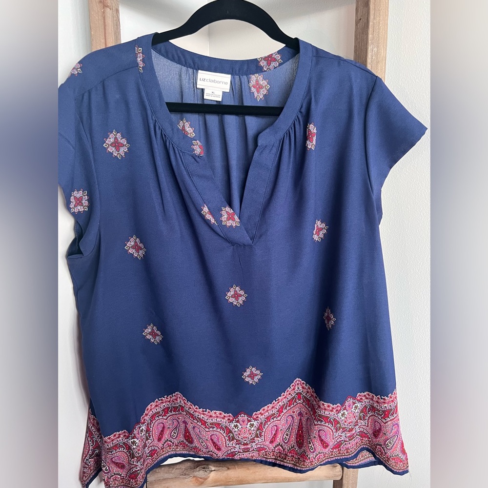 Liz Claiborne short sleeve top, navy and red.